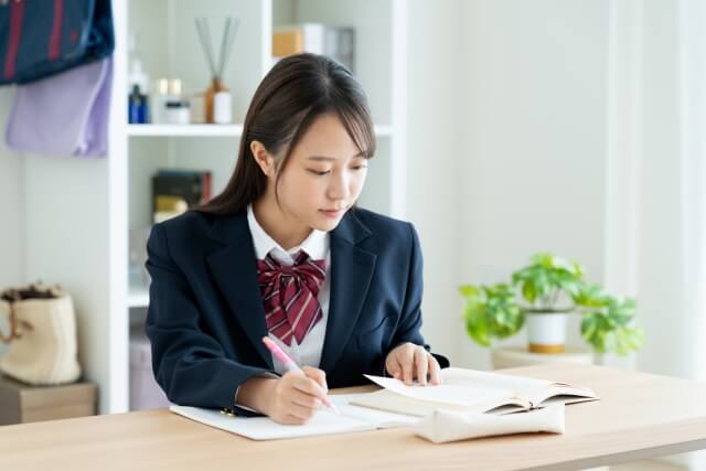 中学生の小論文対策に役立つ新聞のまとめ方ポイント